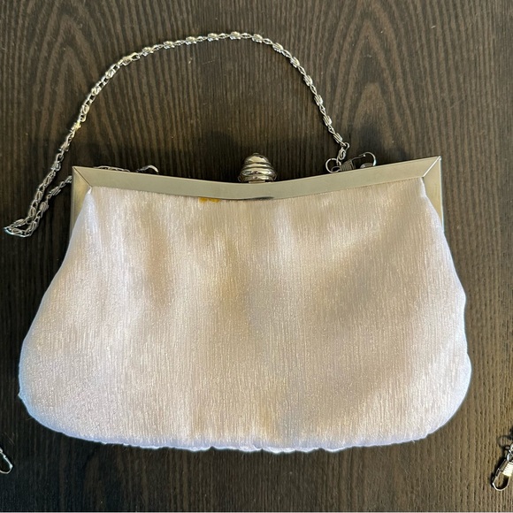 White clutch - Picture 2 of 4